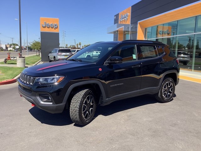 2025 Jeep Compass Trailhawk photo 3