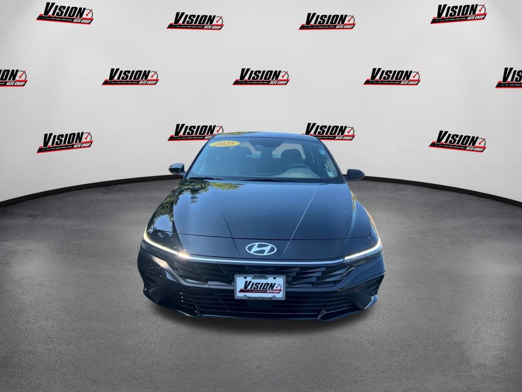2025 Hyundai Elantra SEL Convenience photo 2