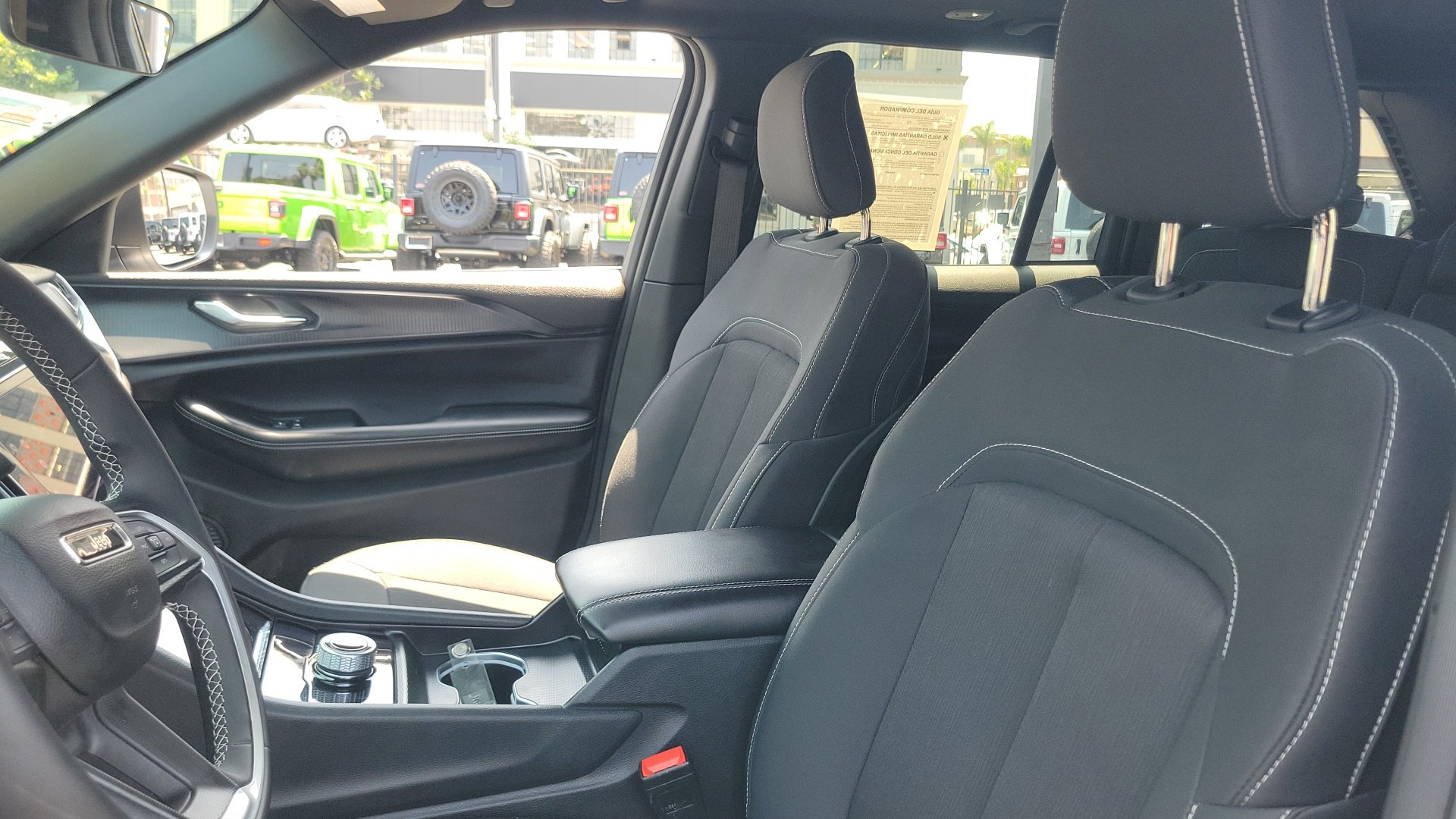 2025 Jeep Grand Cherokee Laredo X photo 14