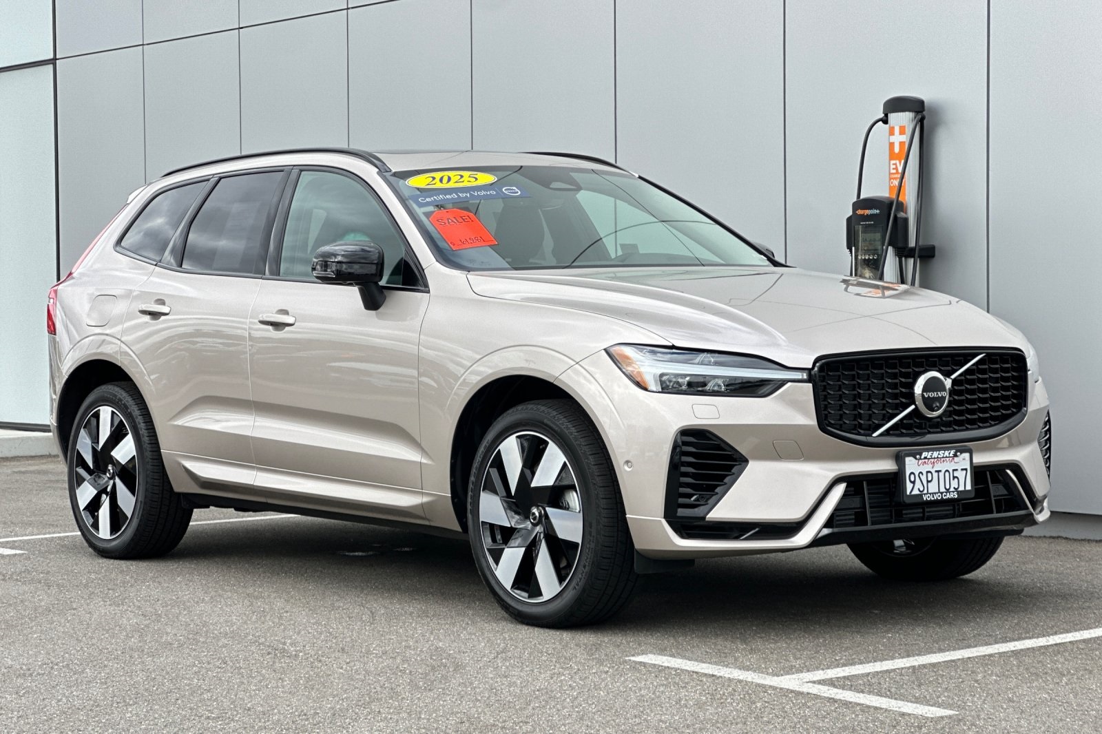2025 Volvo XC60 Hybrid T8 Plus photo 5
