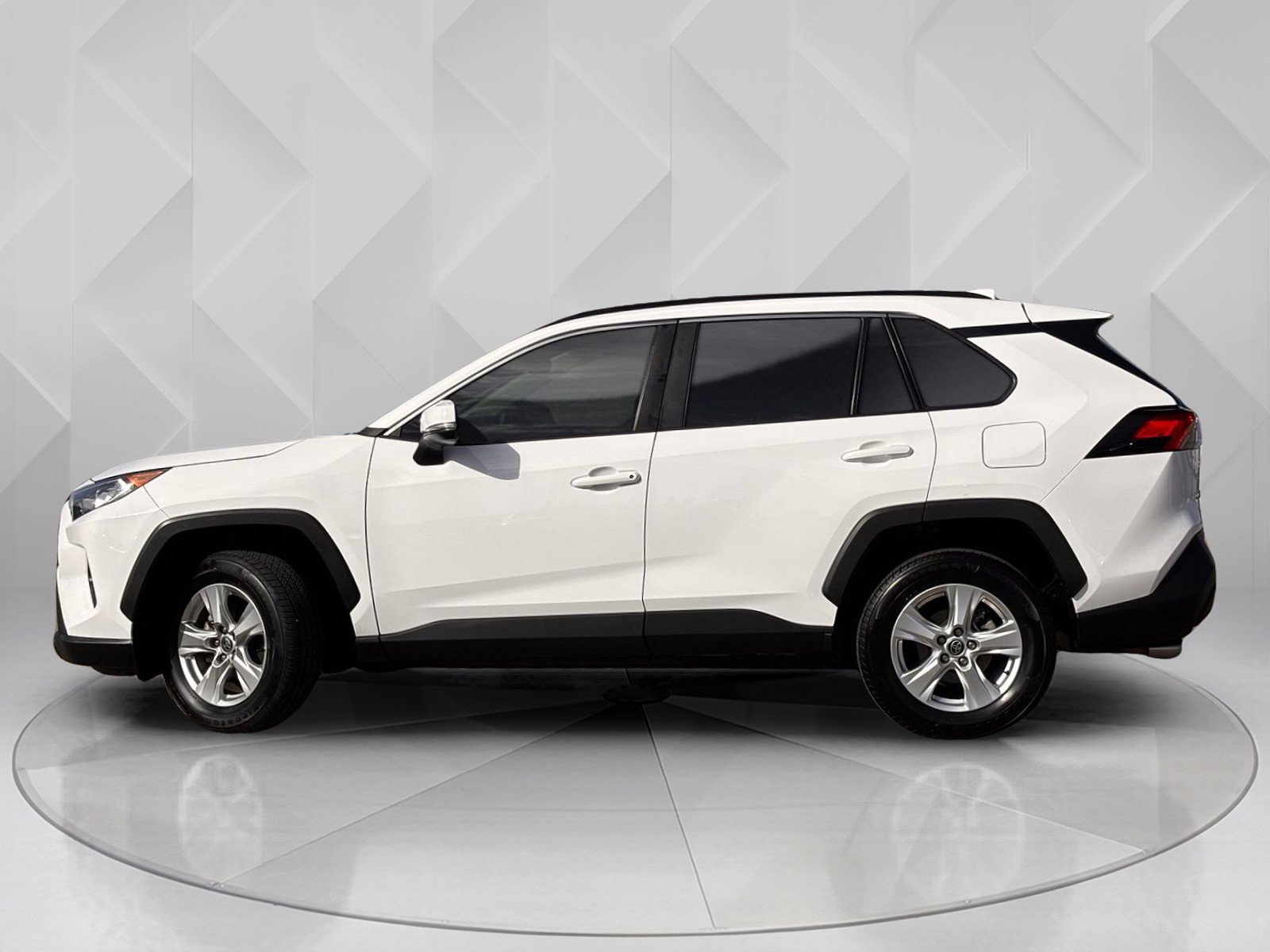 2021 Toyota RAV4 XLE photo 2