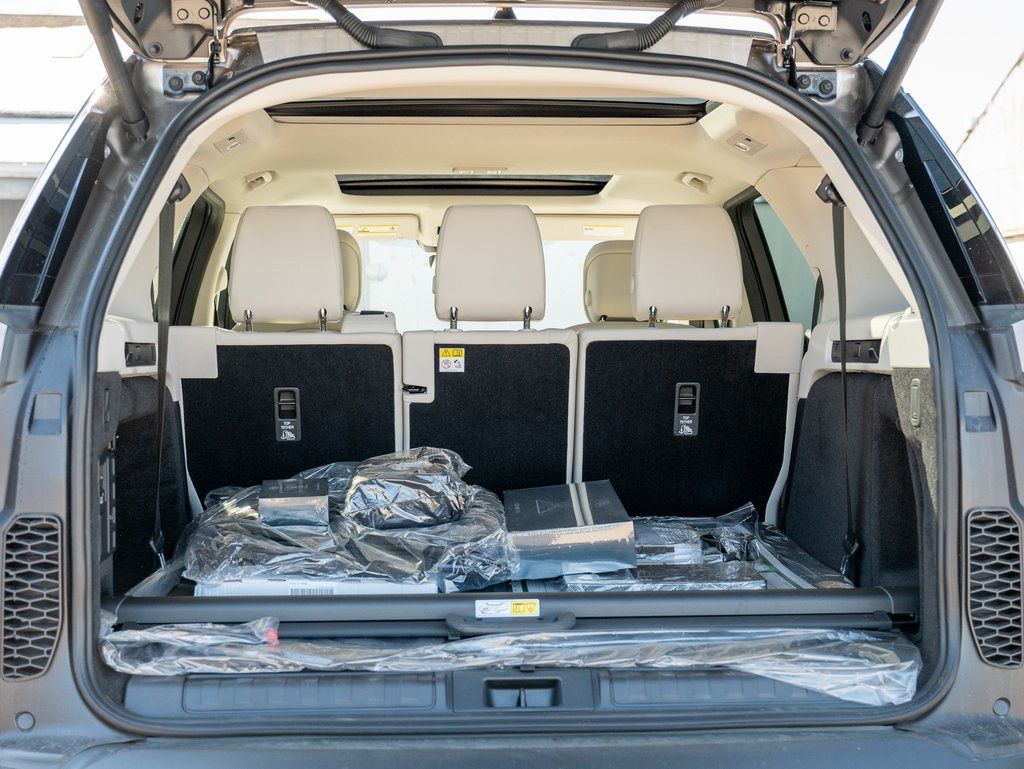 2025 Land Rover Discovery S photo 23