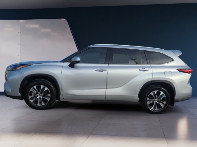 2022 Toyota Highlander XLE photo 2