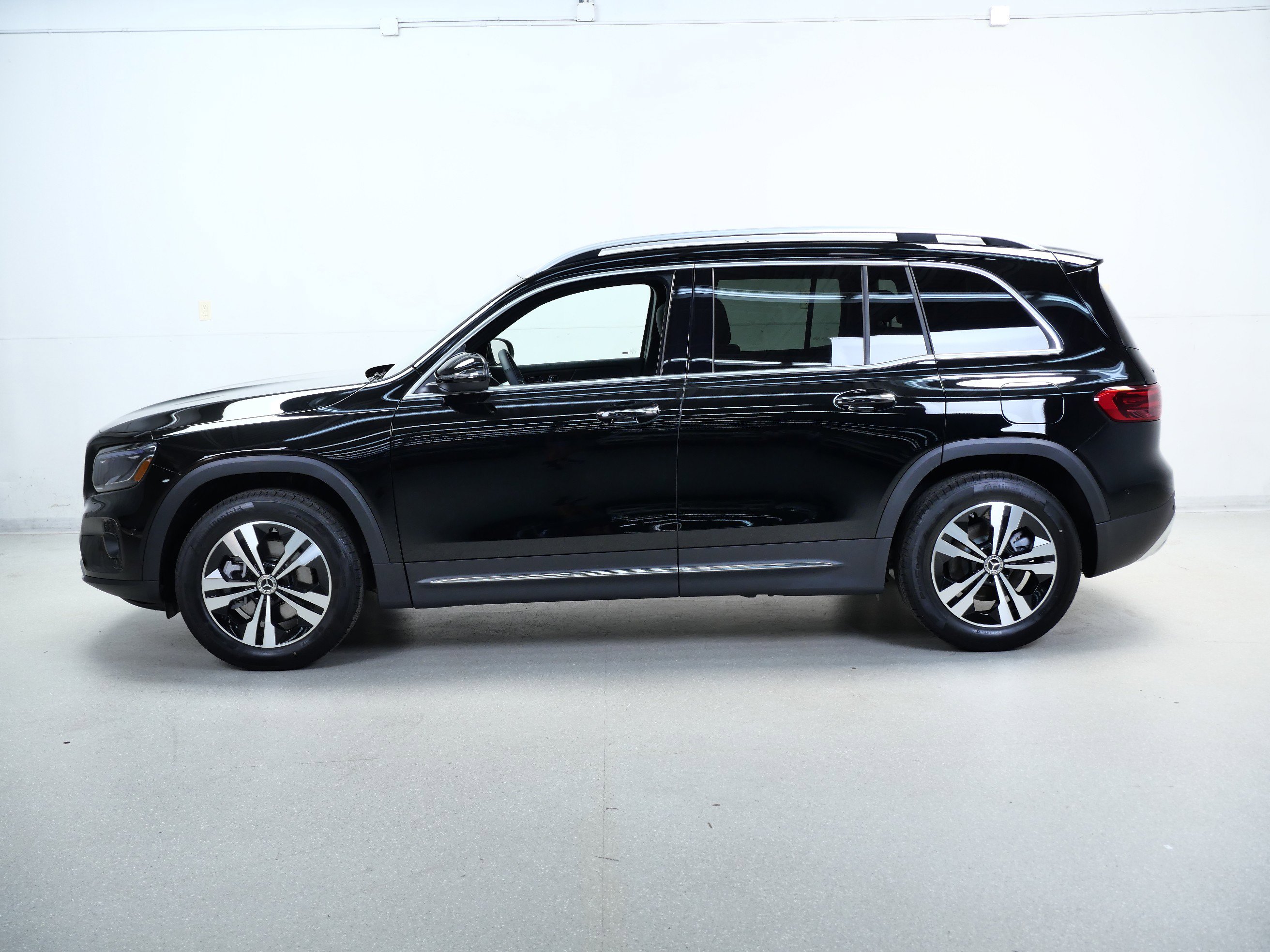 2026 Mercedes Benz GLB 250 4MATIC photo 2
