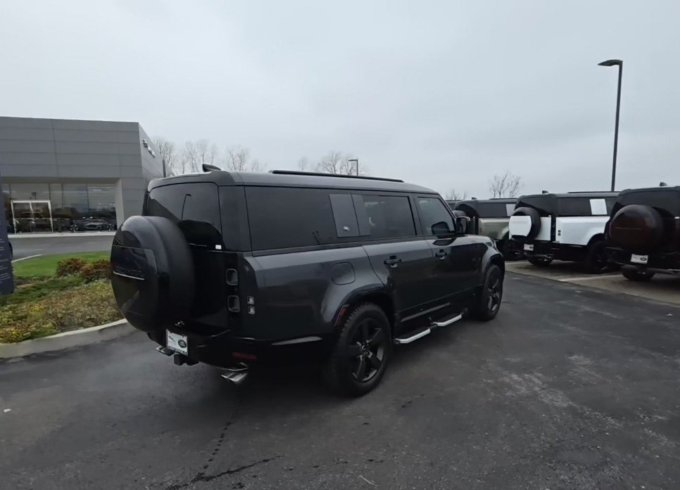 2024 Land Rover Defender V8 photo 3