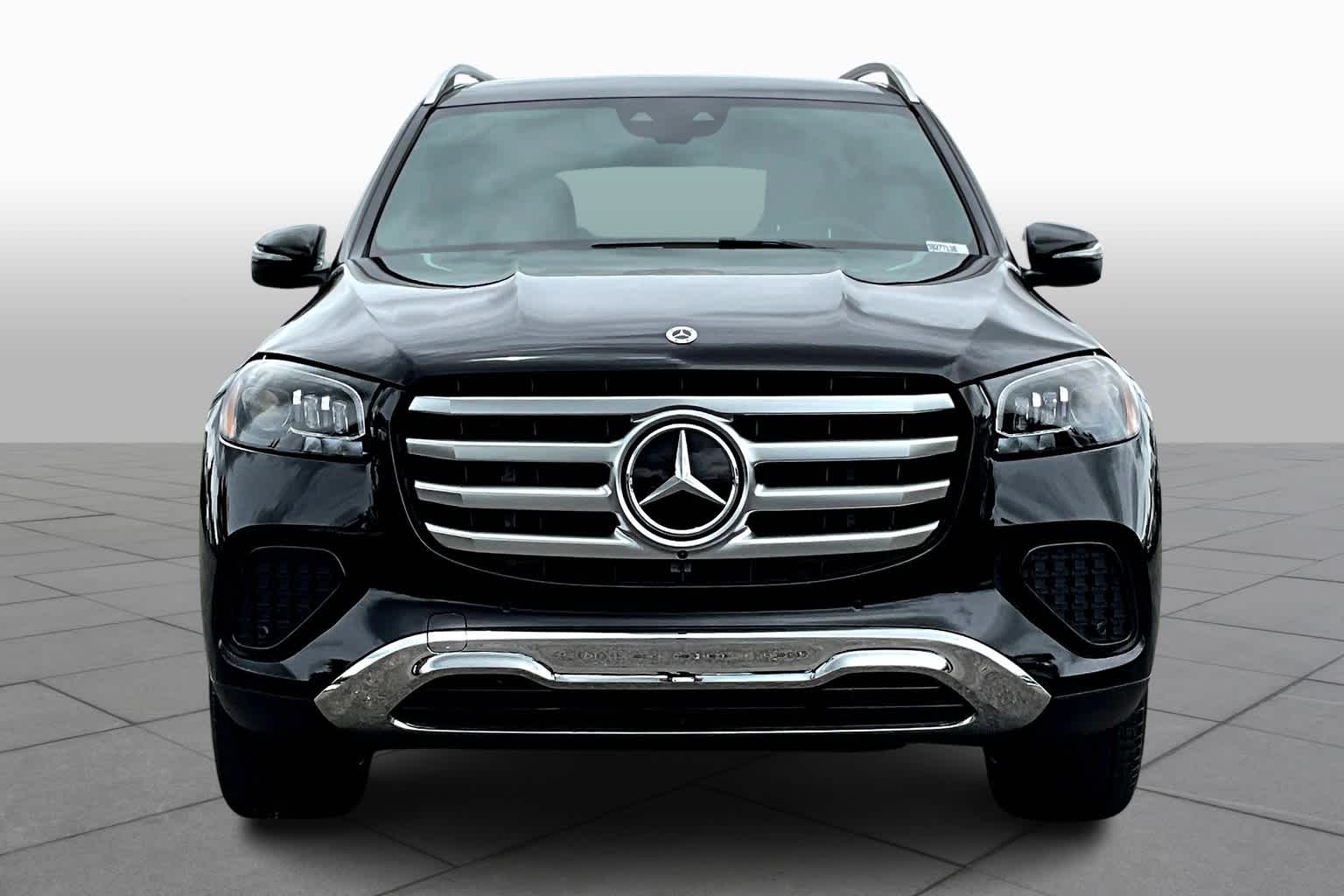 2025 Mercedes Benz GLS 450 4MATIC photo 3