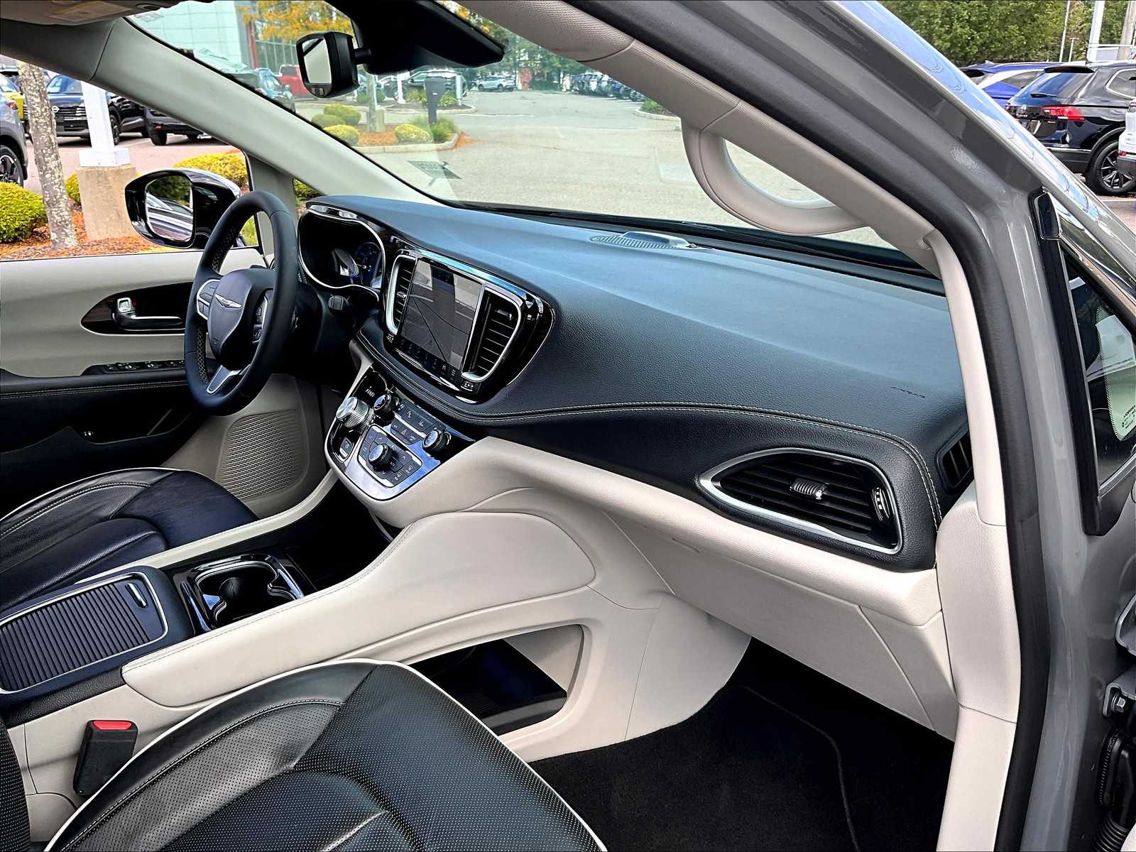 2023 Chrysler Pacifica Hybrid Limited photo 14