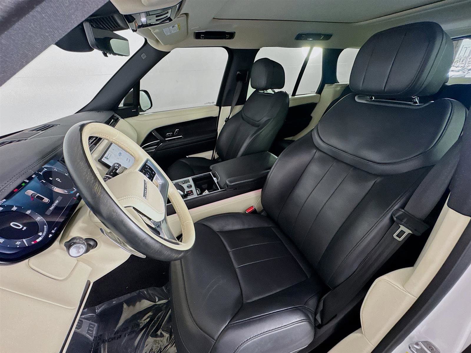 2023 Land Rover Range Rover SE photo 9