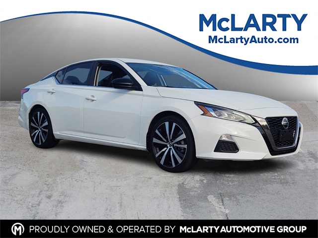 2022 Nissan Altima SR's photo