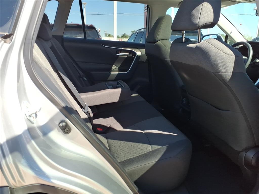 2021 Toyota RAV4 XLE photo 3