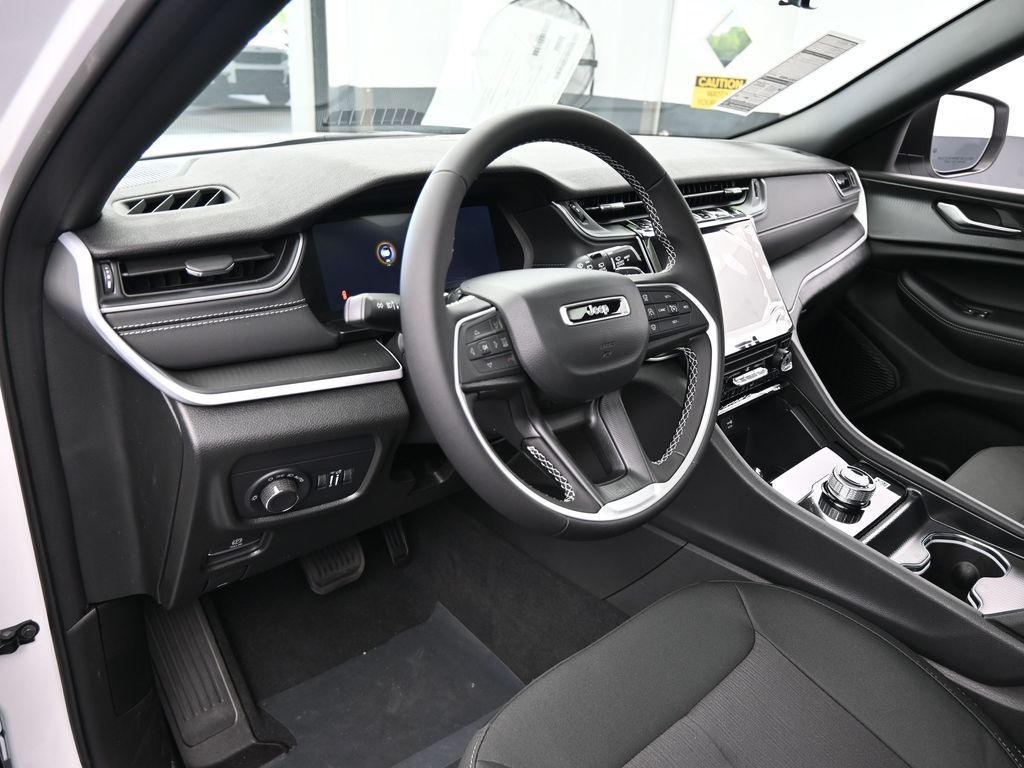 2025 Jeep Grand Cherokee Laredo X photo 3