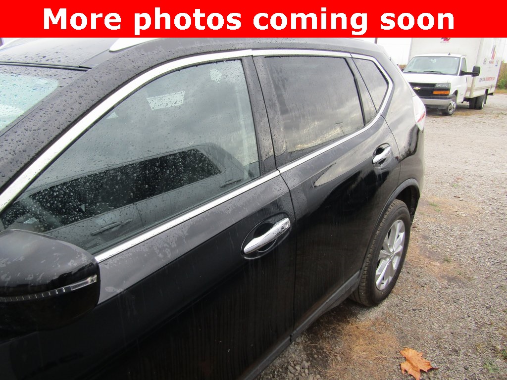 2016 Nissan Rogue SV photo 2