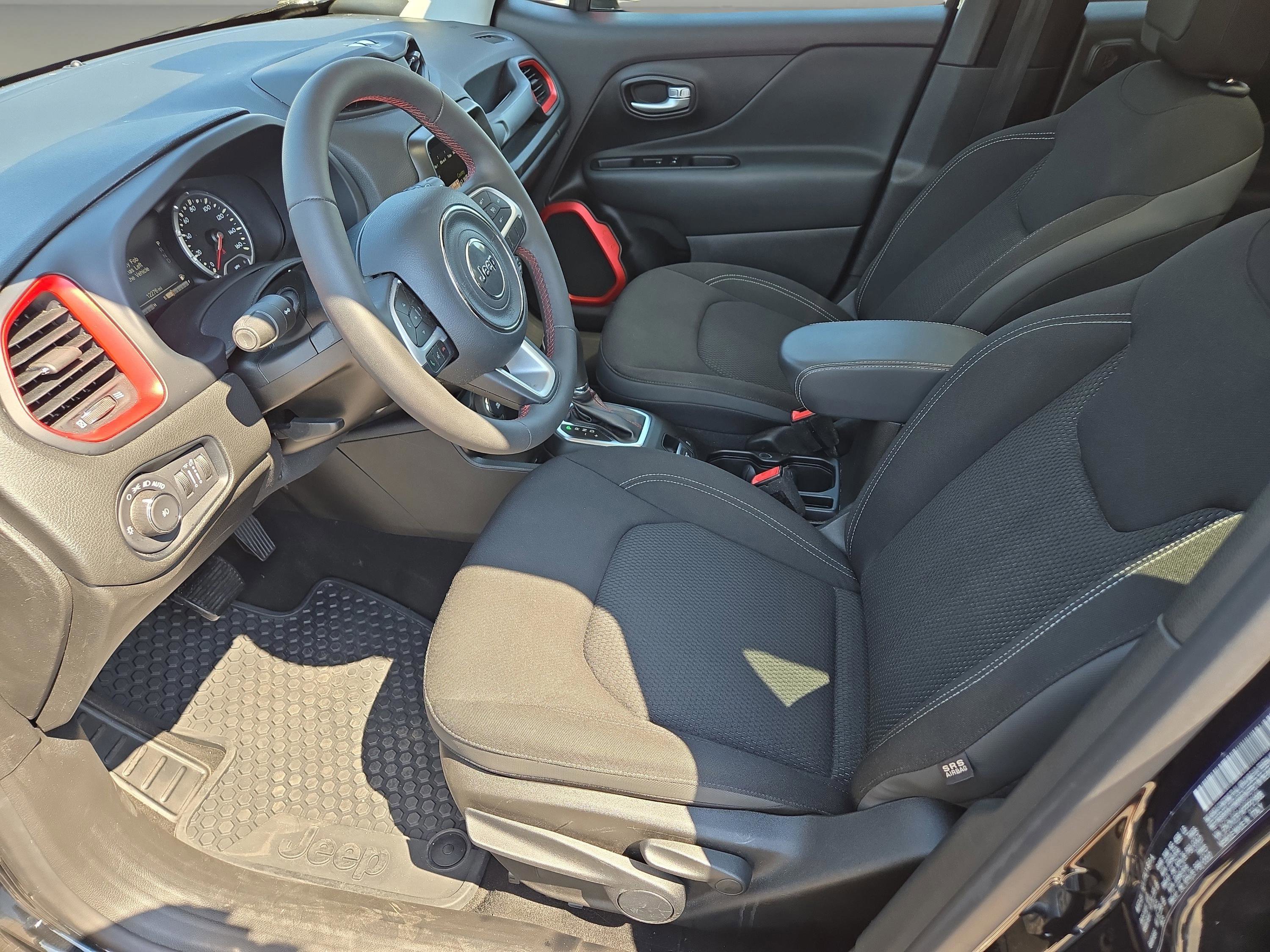 2023 Jeep Renegade Latitude Red Edition photo 12