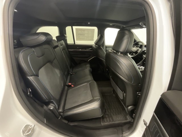 New 2024 Bright White Clear-Coat Exterior Paint Jeep Trailhawk 4xe image 27