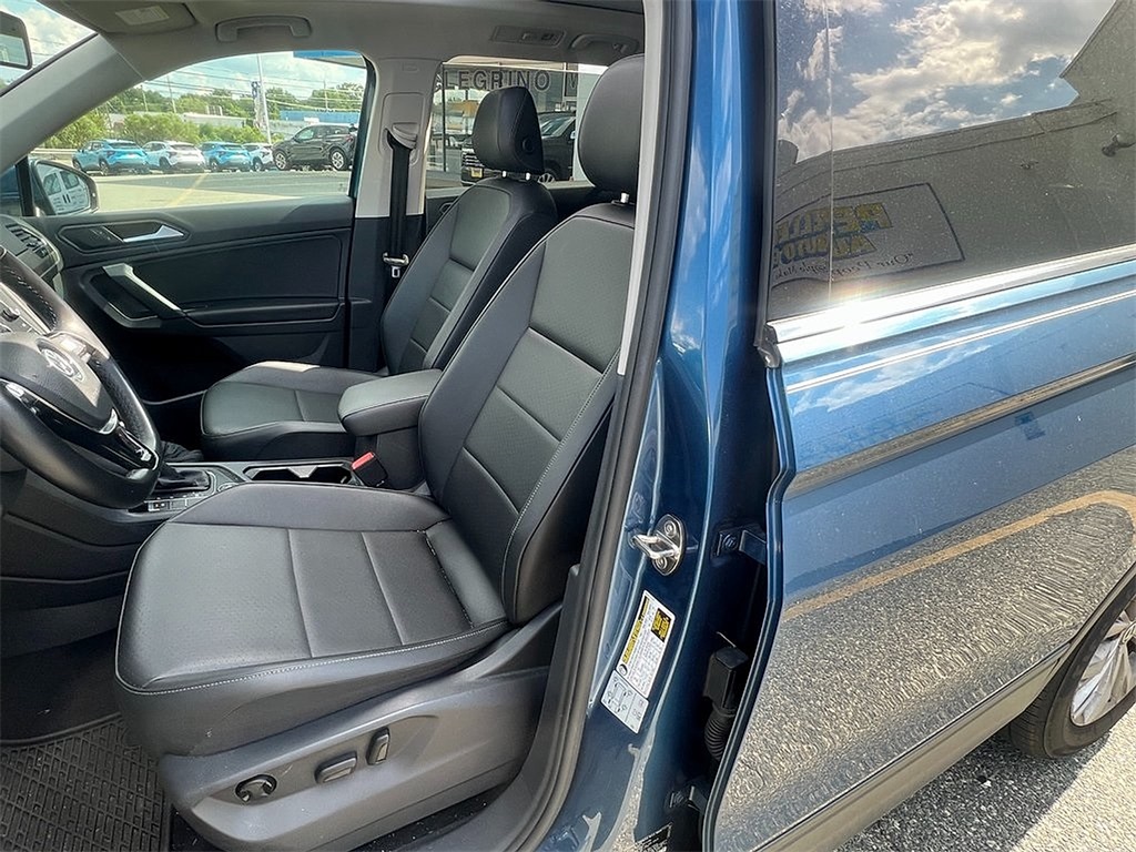 2019 Volkswagen Tiguan SEL R-Line photo 6