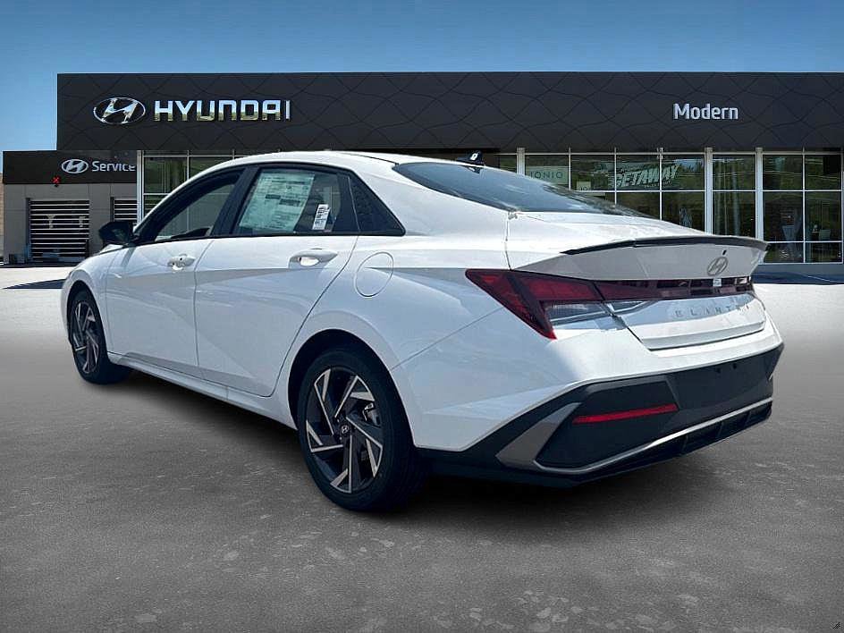 2025 Hyundai Elantra SEL Sport photo 4