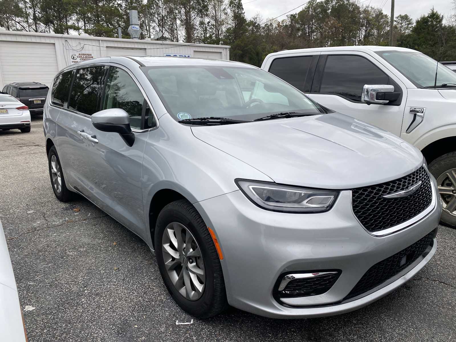 2023 Chrysler Pacifica Touring L's photo