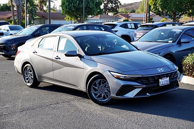 2024 Hyundai Elantra SEL photo 2