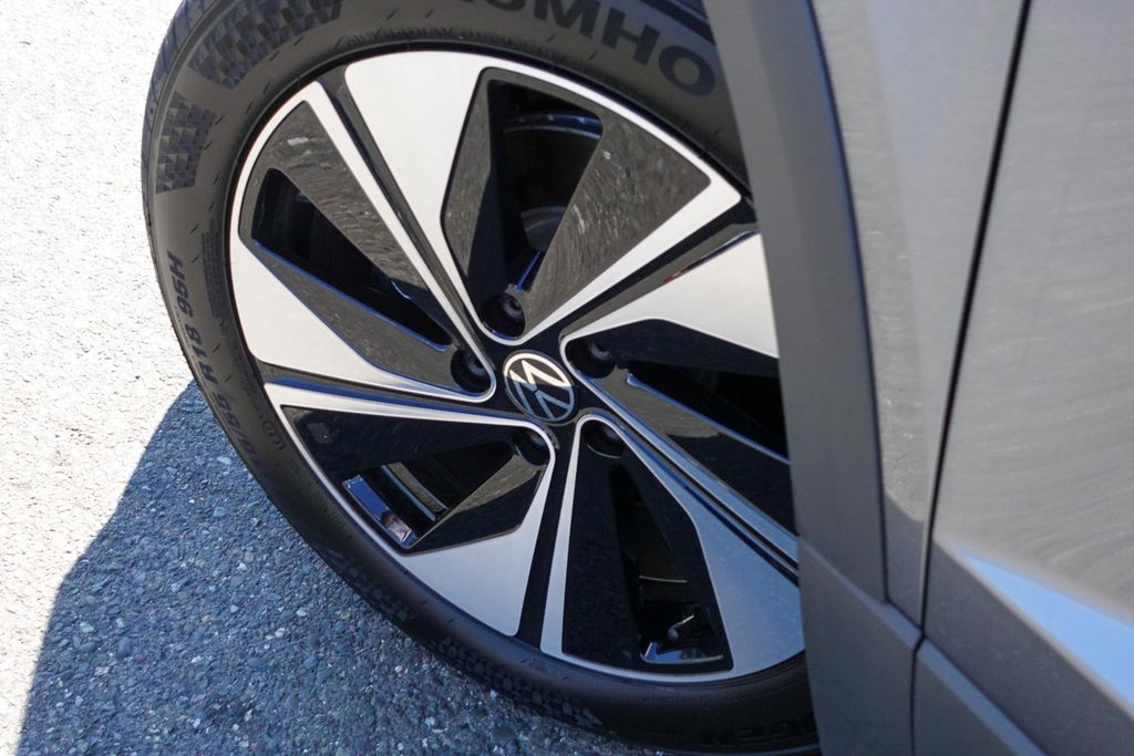 2025 Volkswagen Taos SE photo 8