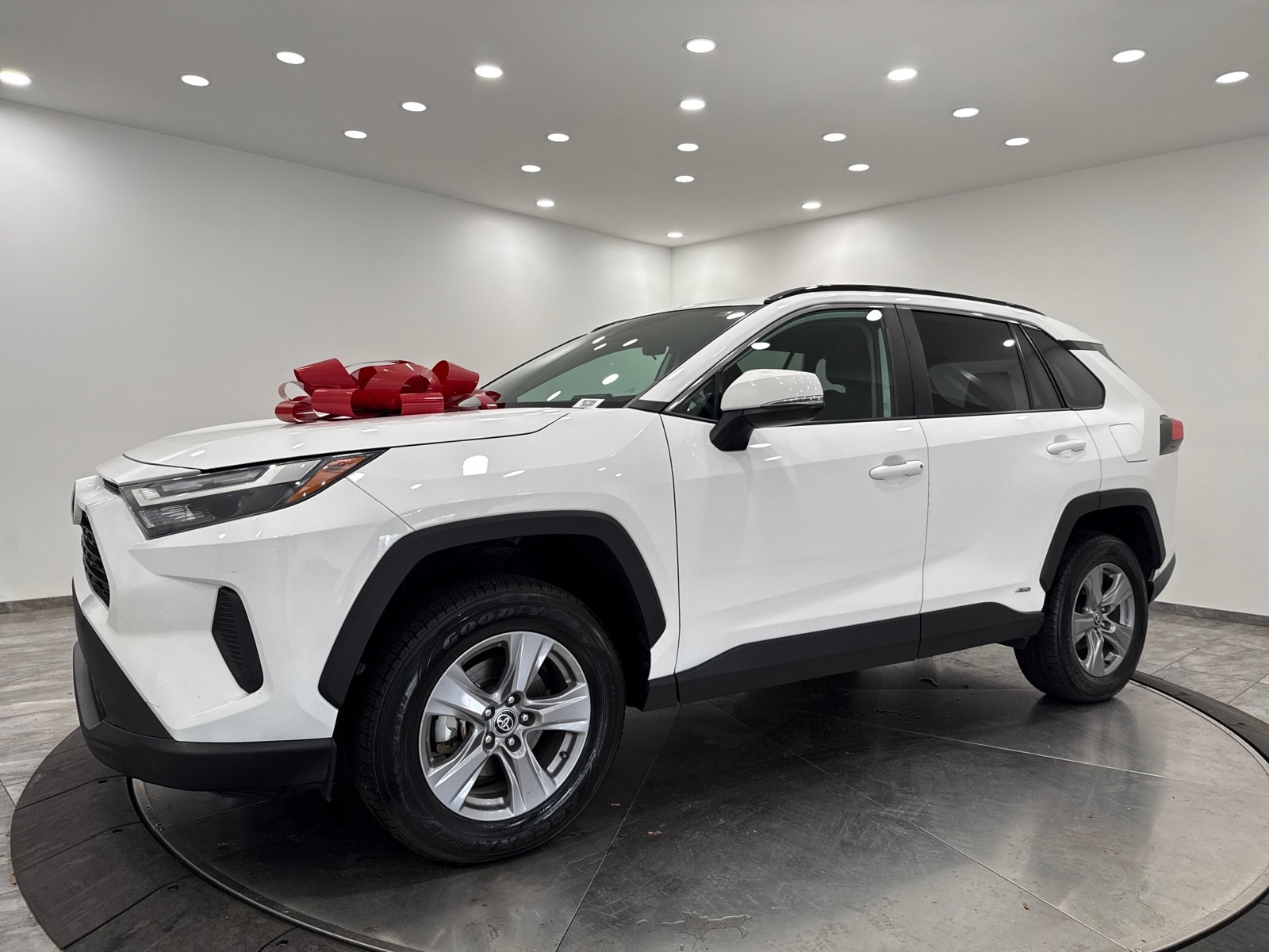 2024 Toyota RAV4 Hybrid XLE photo 3