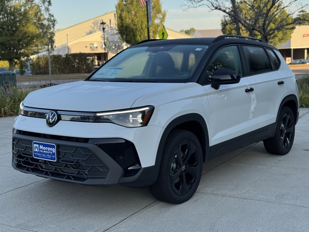 2025 Volkswagen Taos SE photo 3
