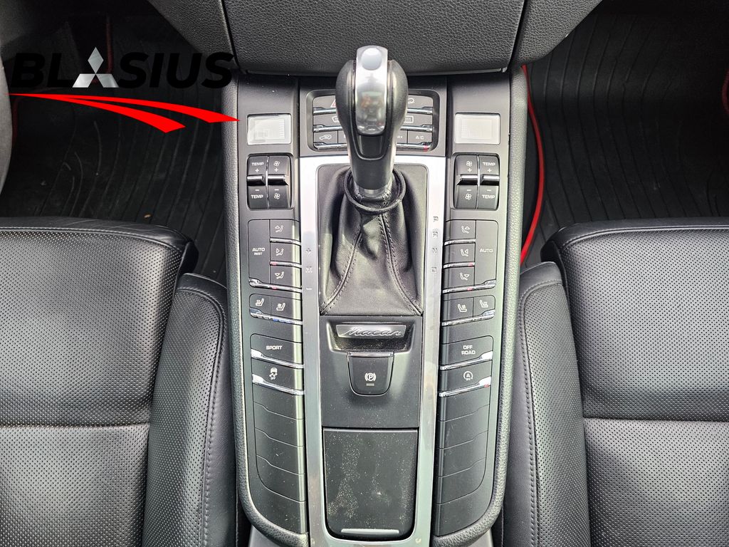 2016 Porsche Macan S photo 21