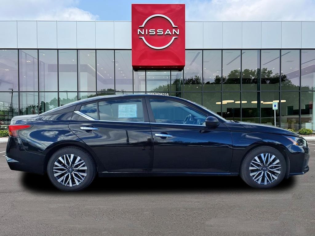 2024 Nissan Altima 2.5 SV photo 2