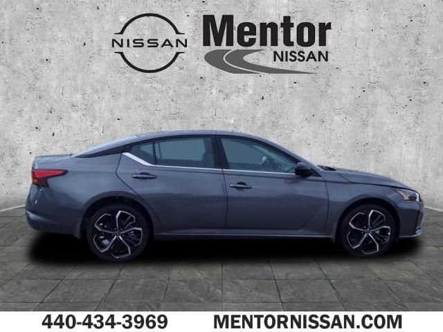 2025 Nissan Altima SR photo 2