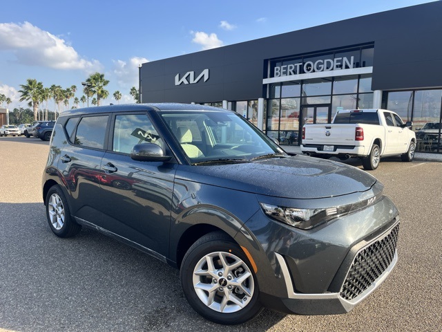2025 Kia Soul LX's photo
