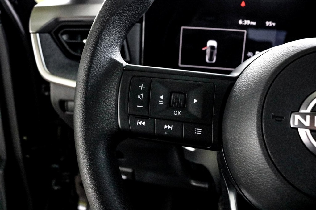 2025 Nissan Kicks SV photo 12