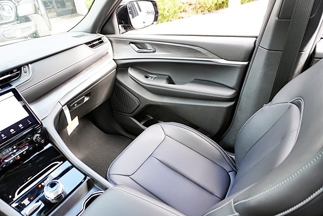 New 2025 Baltic Gray Metallic Clear-Coat Exterior Paint Jeep Limited image 26