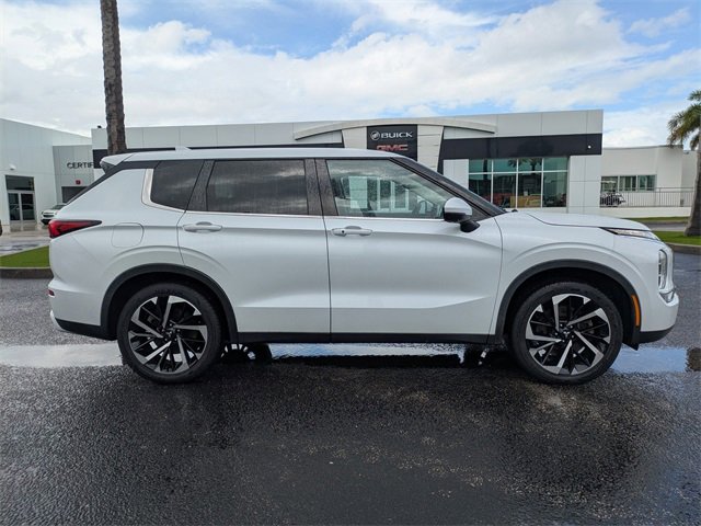 2022 Mitsubishi Outlander SE photo 2