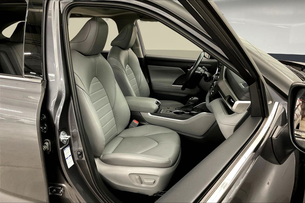 2022 Toyota Highlander Hybrid XLE photo 8