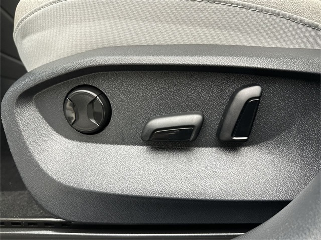 2025 Volkswagen Taos SE photo 4