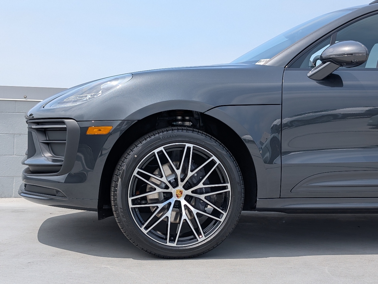 2025 Porsche Macan T photo 9