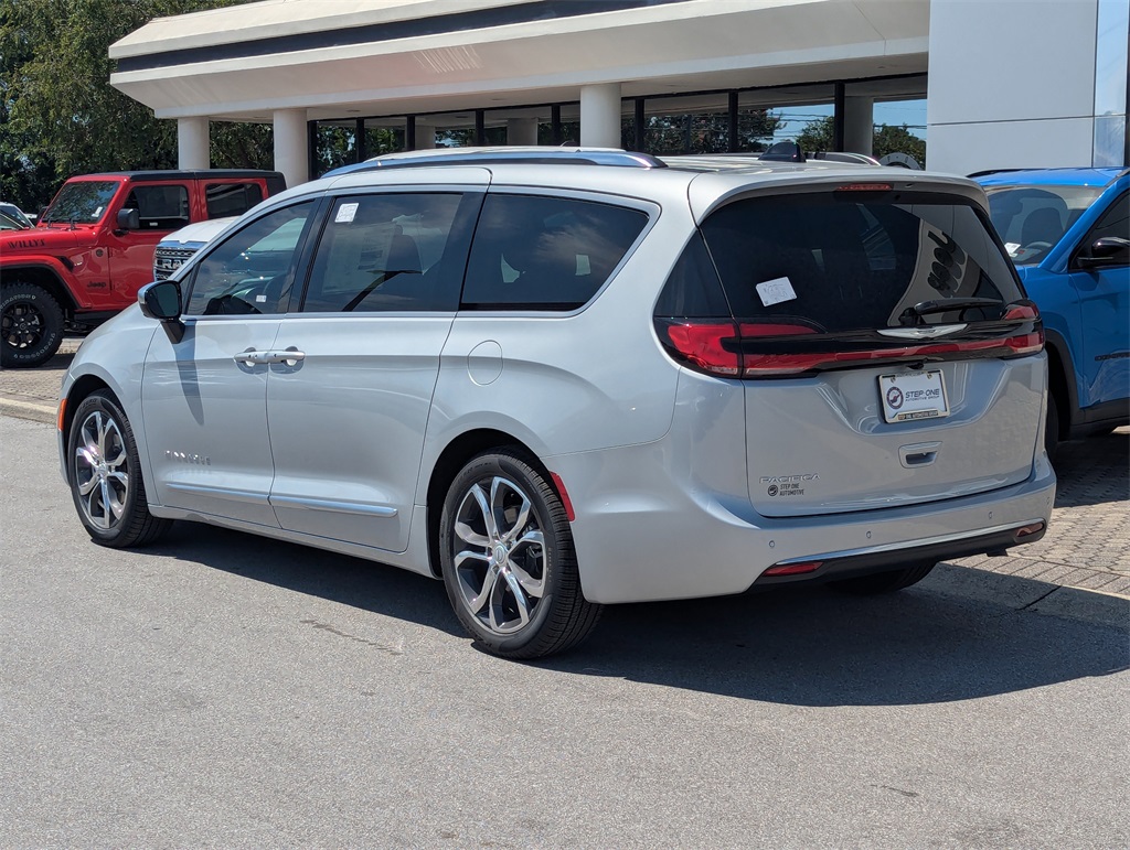 2026 Chrysler Pacifica Pinnacle photo 6