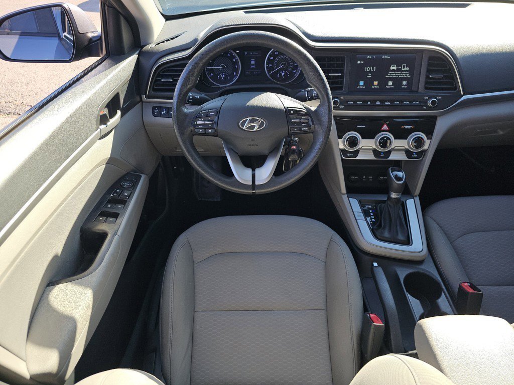2019 Hyundai Elantra SEL photo 4
