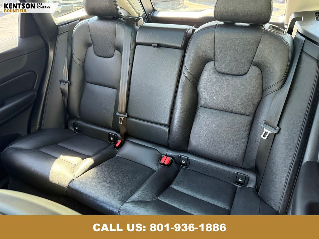 2025 Volvo XC60 B5 Plus photo 30
