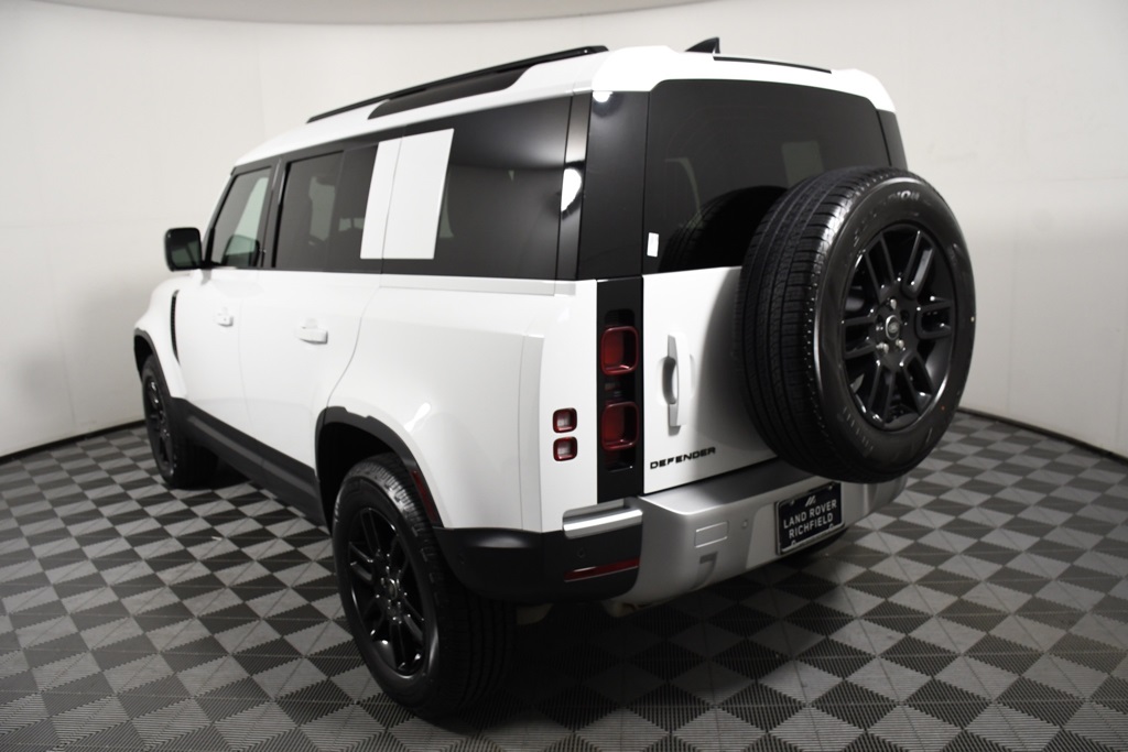 2025 Land Rover Defender 110 S photo 3