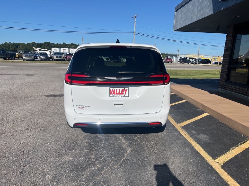 2024 Chrysler Pacifica Touring L photo 4