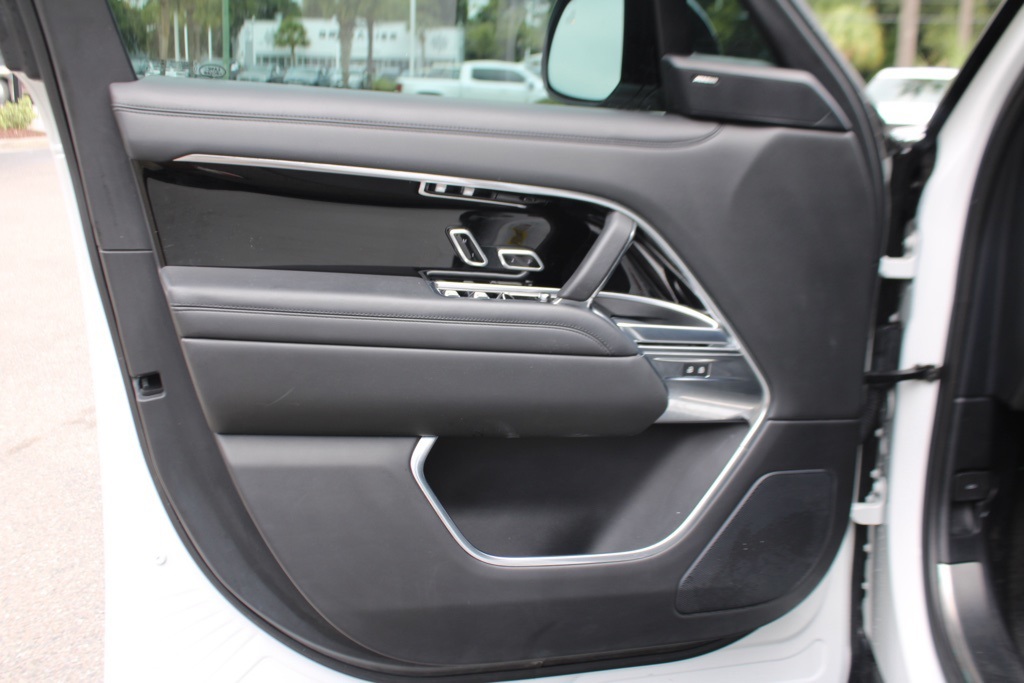 2023 Land Rover Range Rover SE photo 10