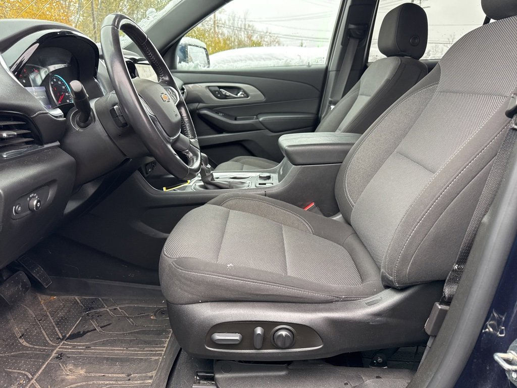 2022 Chevrolet Traverse Cloth 1LT photo 2