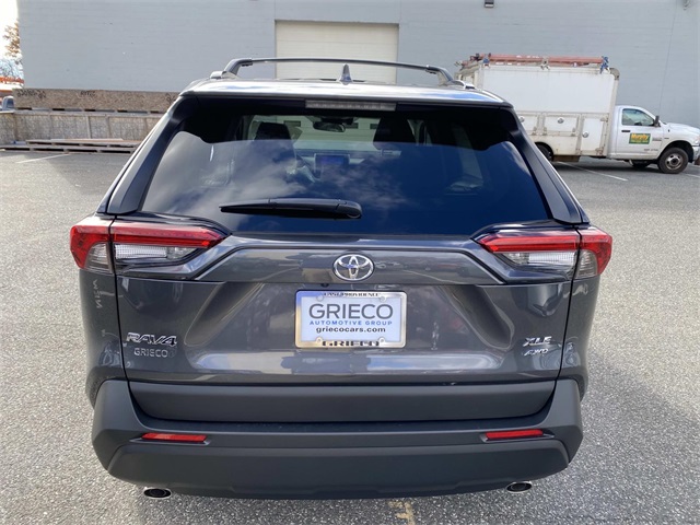 2025 Toyota RAV4 XLE photo 4