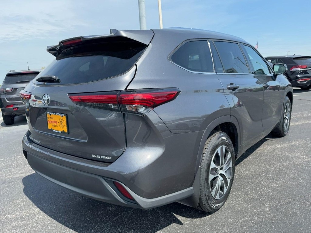 2021 Toyota Highlander XLE photo 3