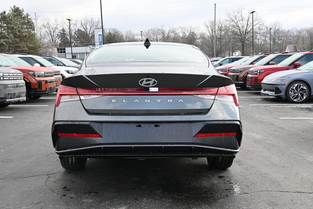 2025 Hyundai Elantra SEL Convenience photo 4
