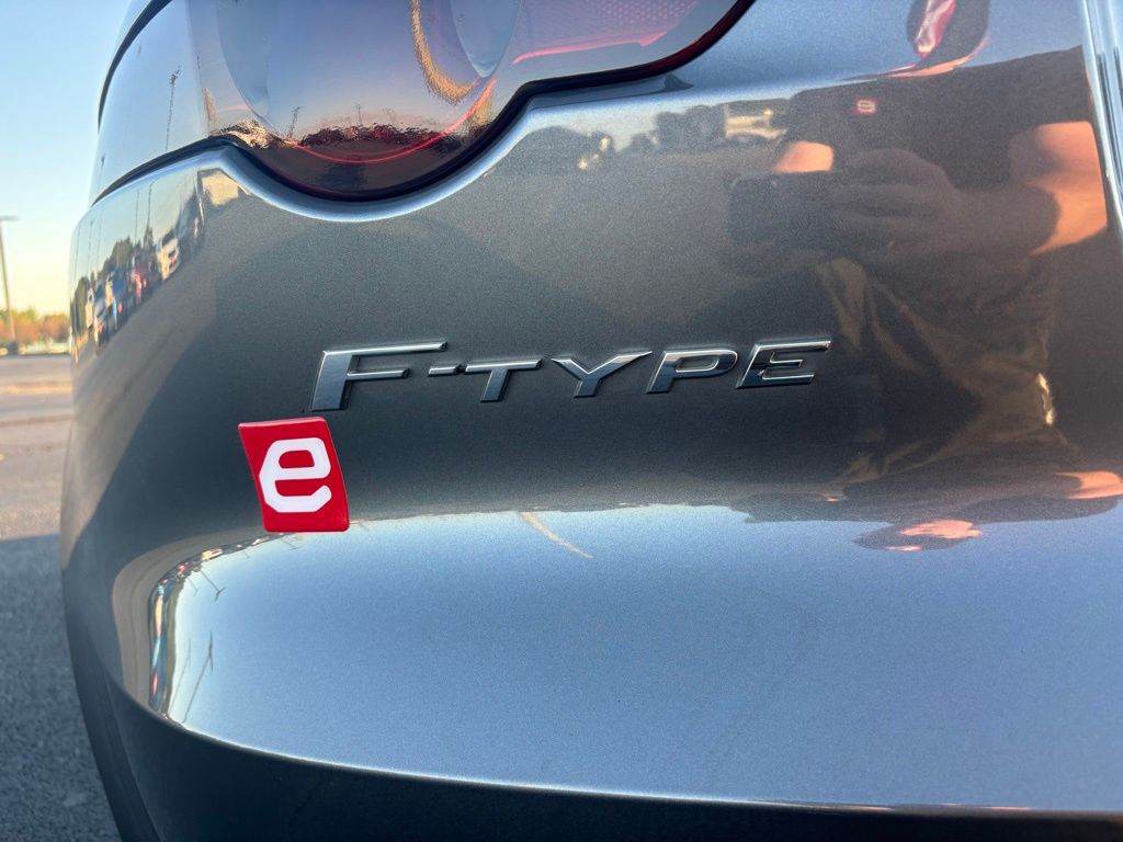 2016 Jaguar F-TYPE Base photo 32