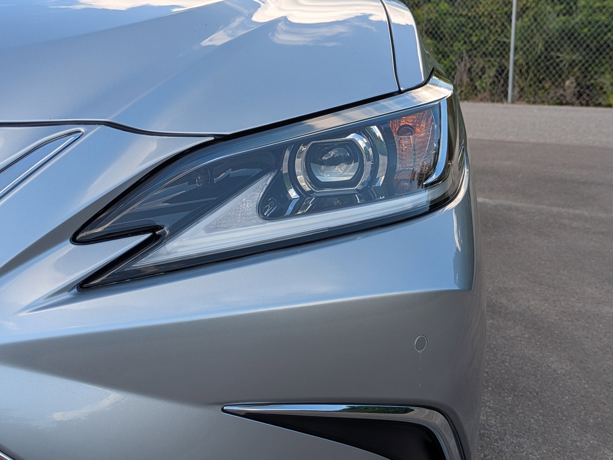 2025 Lexus ES 300h photo 9