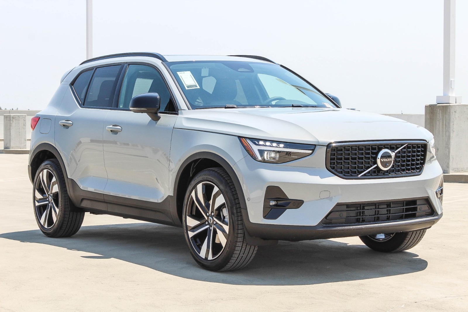 2025 Volvo XC40 Plus photo 3