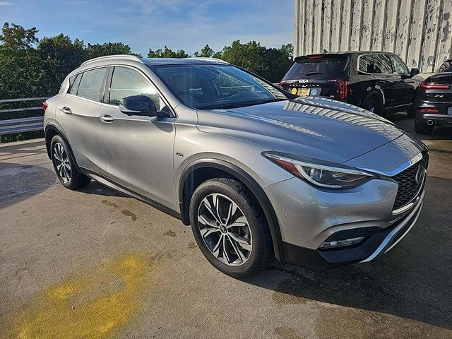 2018 Infiniti QX30 Essential photo 3