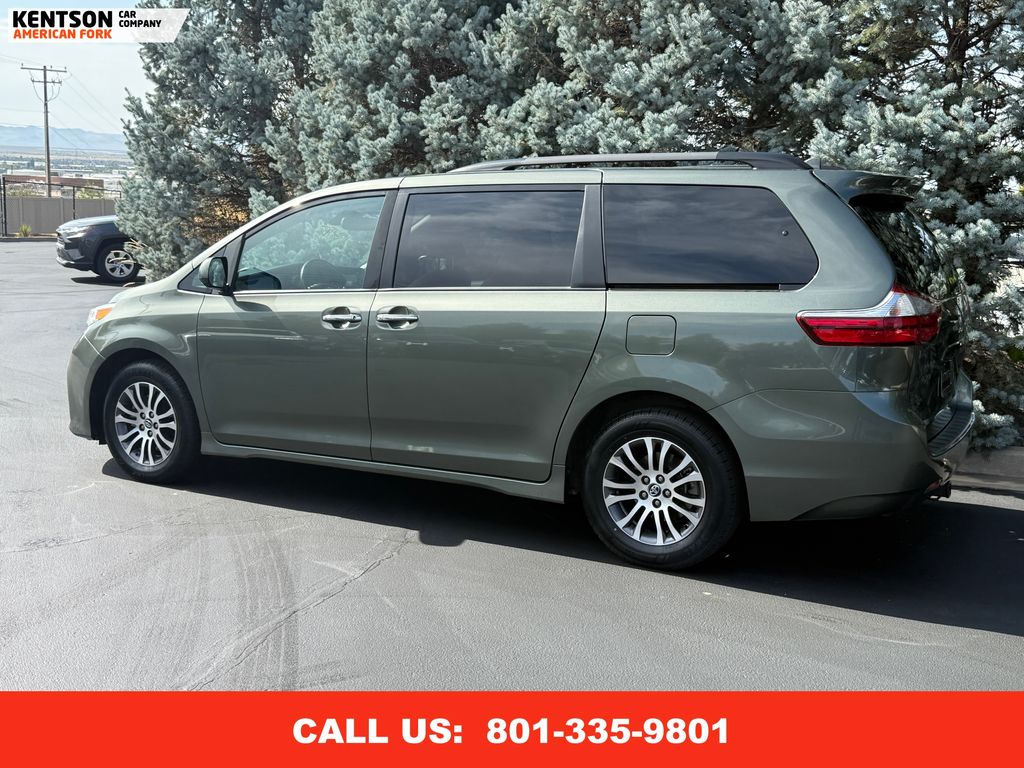 2019 Toyota Sienna XLE photo 5